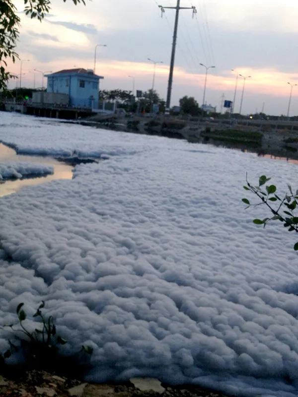 Bọt trắng kéo dài nhiều km, phủ trắng cả dòng kênh.